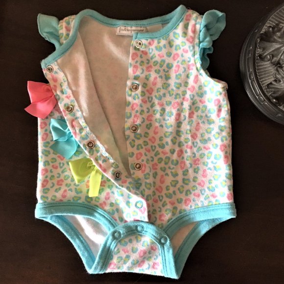 FIRST IMPRESSIONS 3-Bow Flutter Sleeve Onsie  0-3M - Picture 4 of 9